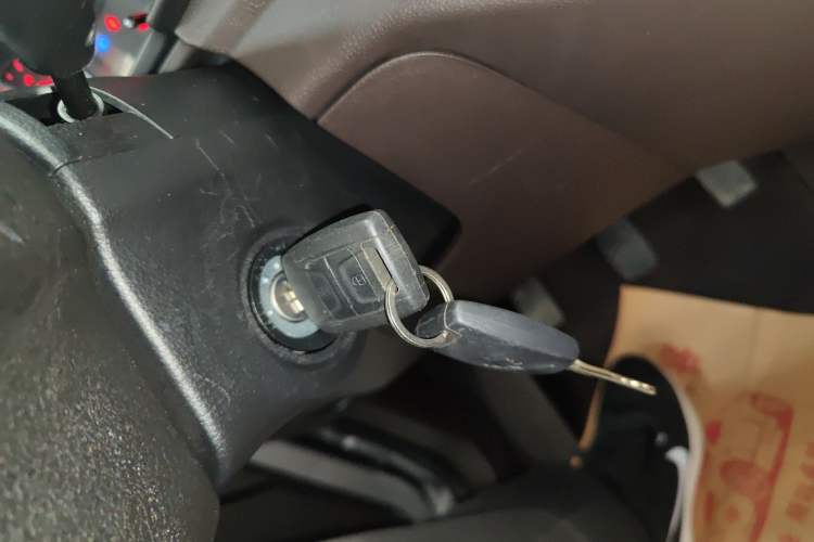 Used Wuling Hongguang V 2022 1.5L Jingqu Edition Enclosed-Window Vehicle with Hydraulic Power Steering LAR