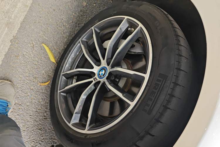 Used BMW 5 Series New Energy 2022 535Le M Sport Package Right Front Wheel Hub