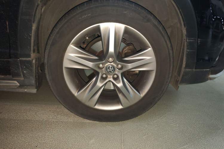 Used Toyota Highlander 2015 2.0T Two-Wheel Drive Luxury Edition 7 Seats Right Front Wheel Hub