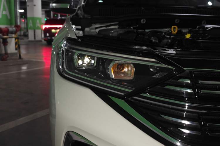 Used Volkswagen Sagitar 2025 Revised Version 2 300TSI DSG Excellence Edition Right Front Headlight