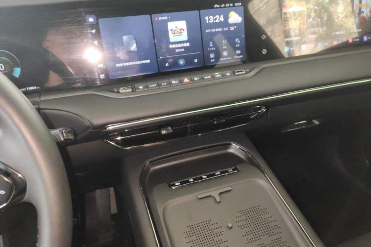 Used VOYAH FREE 2025 318 259 km All-Wheel-Drive Exploration Edition
