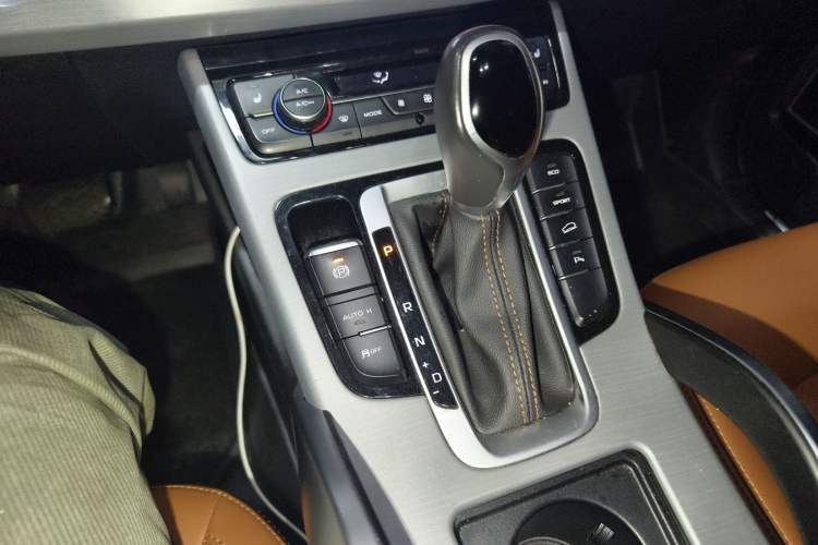 Used Geely Auto Emgrand X7 Sport 2018 Sport Edition 1.8TD Automatic Two-Wheel Drive Smart Model
