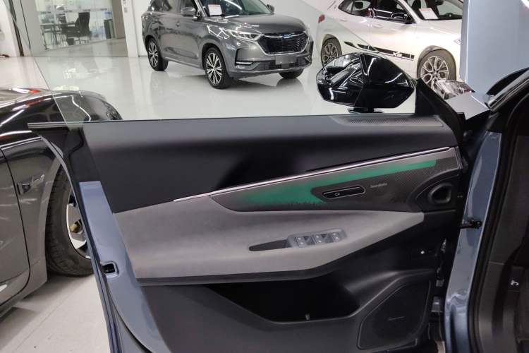 Used Lynk & Co 08 EM-P 2025 245km Ultra-Long Range Halo