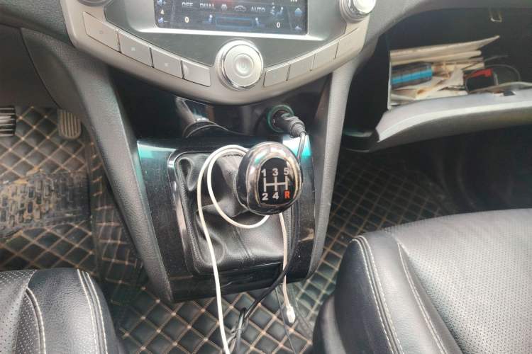 Used BYD S6 2014 2.0L Manual Luxury 5-Seater Gear Lever