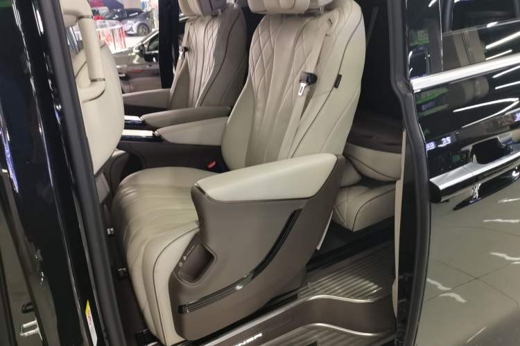 Used Denza D9 2022 DM-i 1040 Prestige Model