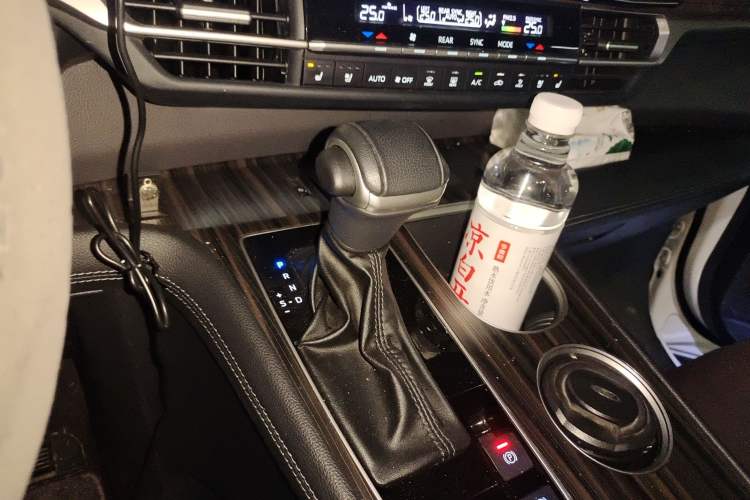 Used Toyota SIENNA 2023 2.5L Hybrid Platinum Edition Gear Lever