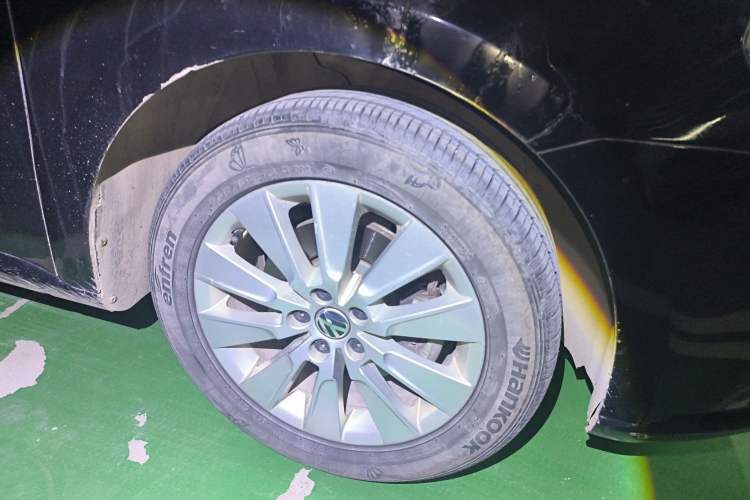 Used Volkswagen Lavida 2013 Restyled Classic 1.6L Manual Comfort Edition Right Front Wheel Hub