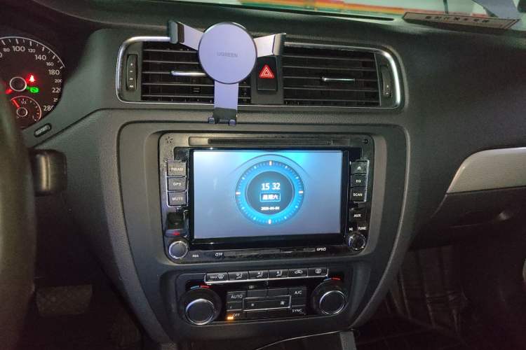 Used Volkswagen Sagitar 2014 1.4TSI Automatic Luxury Model Audio And AC Panel