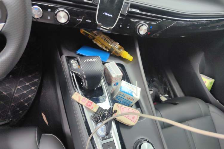 Used Dongfeng Aeolus Huge 2022 Mach Power 1.5T Dare-to-Love Edition Gear Lever