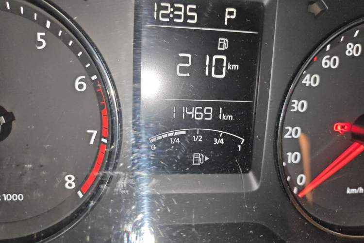 Used Volkswagen Gran Lavida 2013 1.4 TSI Automatic Comfort Model Odometer Close Up