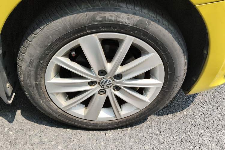 Used Volkswagen Polo 2014 1.6L Automatic Comfort Edition Right Front Wheel Hub