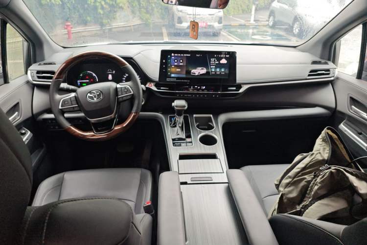 Used Toyota SIENNA 2024 2.5L Hybrid Four-Wheel Drive Prestige Edition Center Console