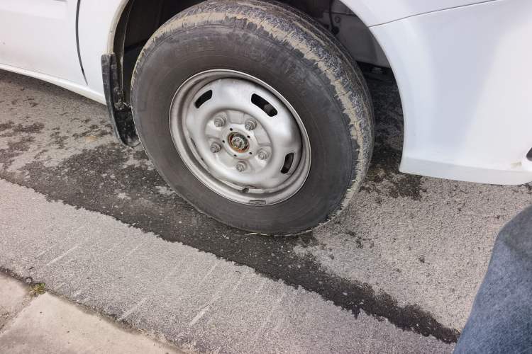 Used JMC Fushun 2023 2.0T Manual Mid-Drive Mid-Roof Commercial Multi-Purpose 7-Seater Passenger Vehicle Right Front Wheel Hub