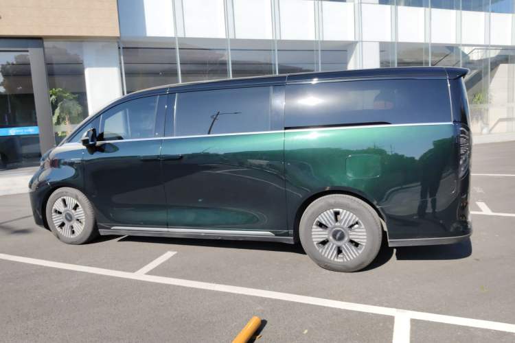 Used Geely Galaxy LEVC L380 2024 140-Degree 6-Seater All-Wheel-Drive Ultra