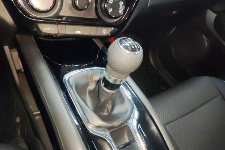 Used Honda Vezel 2015 1.5L manual two-wheel drive Comfort trim level Gear Lever