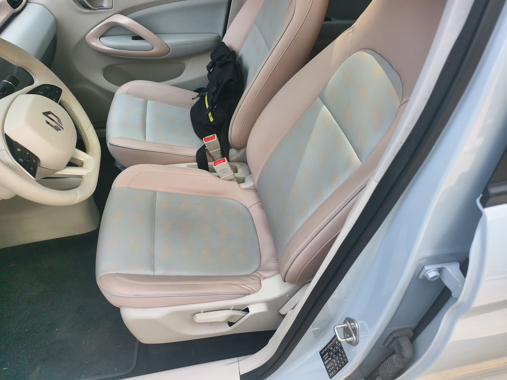 المقاعد الأمامية داخل السيارة