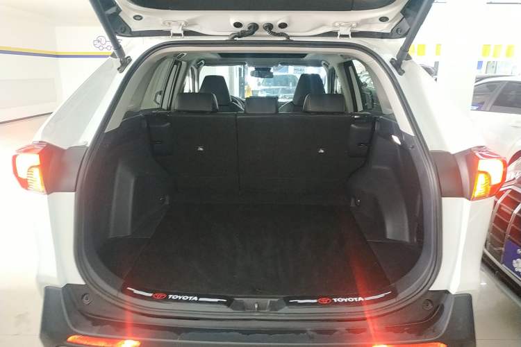 Used Toyota RAV4 2024 2.0L CVT Two-Wheel Drive Fashion Plus Edition Trunk