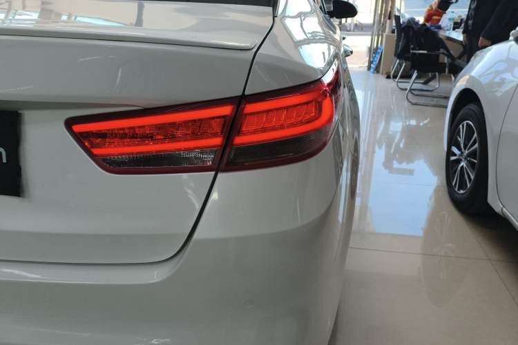 Used Kia K5 2016 1.6T Automatic LUX Right Rear Taillight