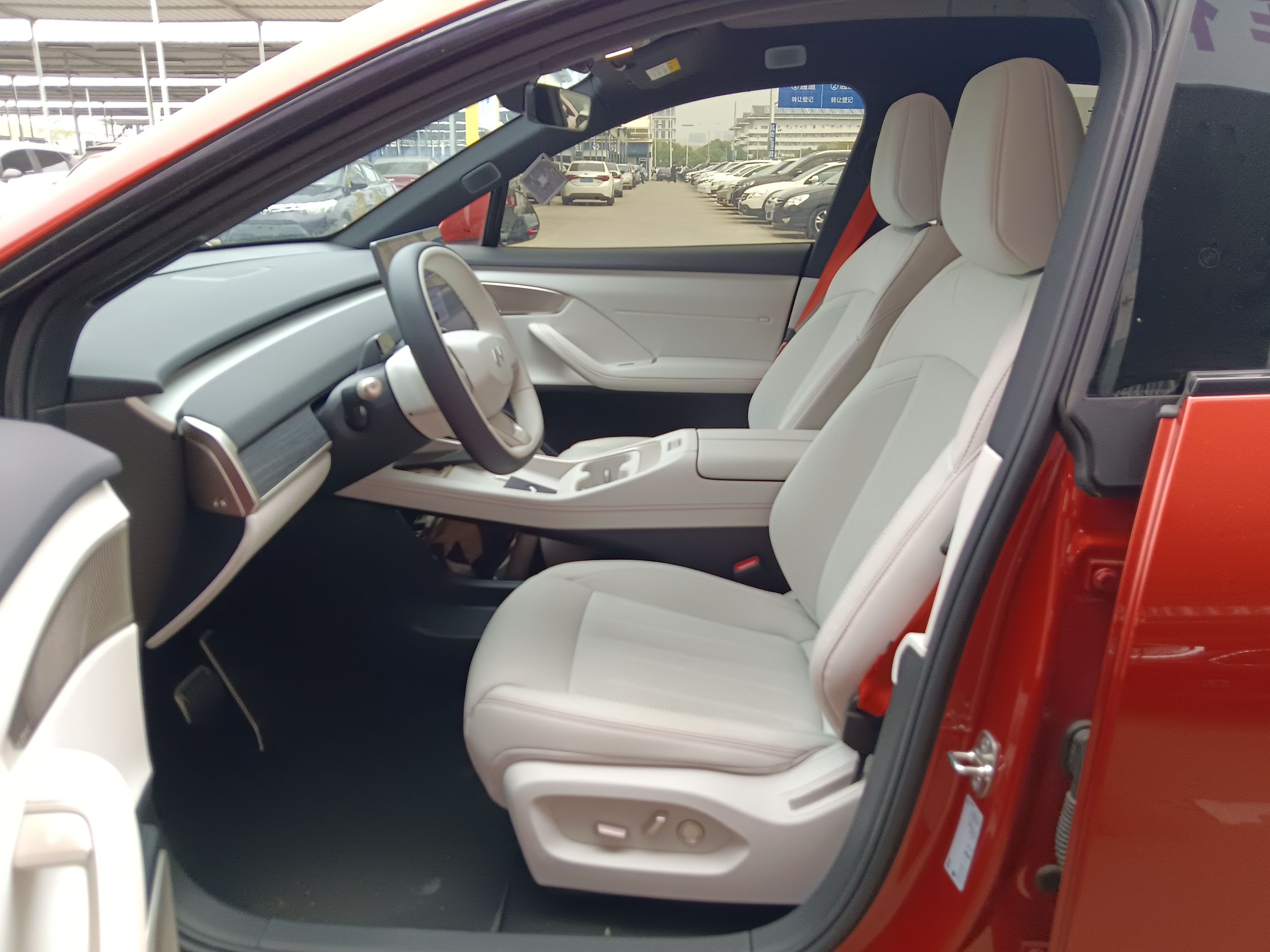 المقاعد الأمامية داخل السيارة