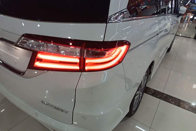 Used Honda Odyssey 2018 2.4L Supreme Edition Right Rear Taillight