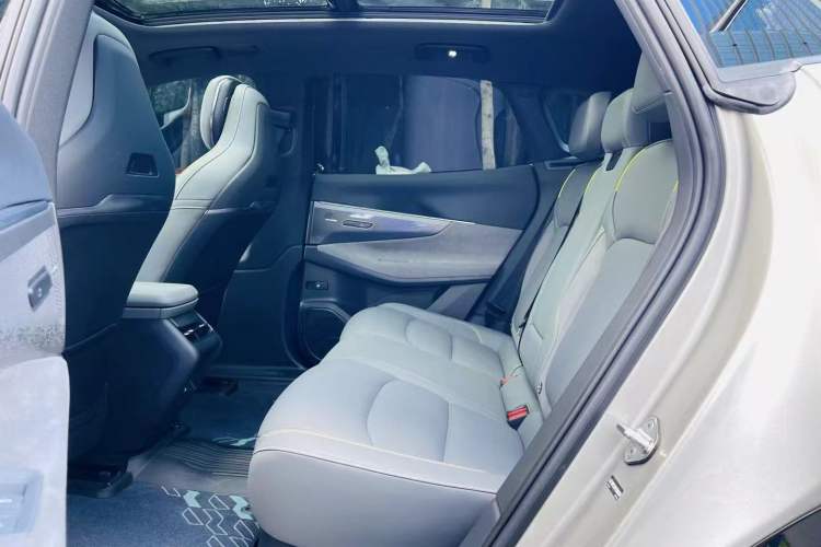 Used Lynk & Co 08 EM-P 2023 220km All-Wheel-Drive Performance Halo Interior 4