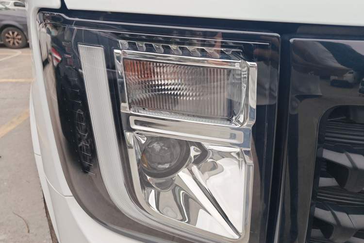 Used JMC Fushun 2023 2.0T Automatic Short-Wheelbase Low-Roof Commercial & Multi-Purpose Passenger Vehicle 6 Seats with Lift-Up Tailgate Right Front Headlight