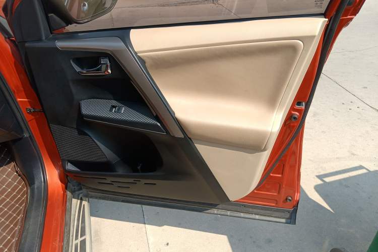 Used Toyota RAV4 2013 2.0L CVT Four-Wheel Drive New Edition