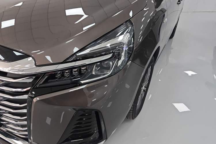 Used Buick GL8 2023 Facelifted Land Cruiser Executive Luxury Version