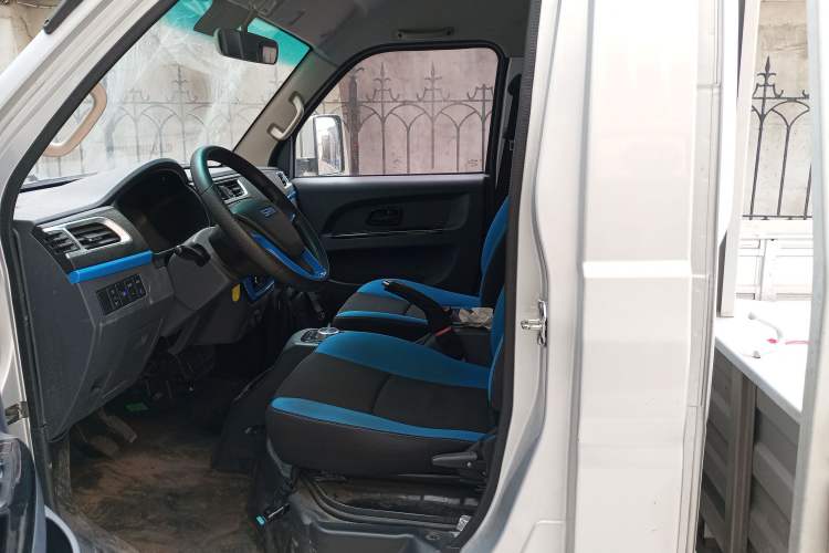 Used SRM New Energy T5L EV 2023 Standard Model 3.8-meter Cargo Box Flatbed Truck 55.7 kWh Left Front Seat