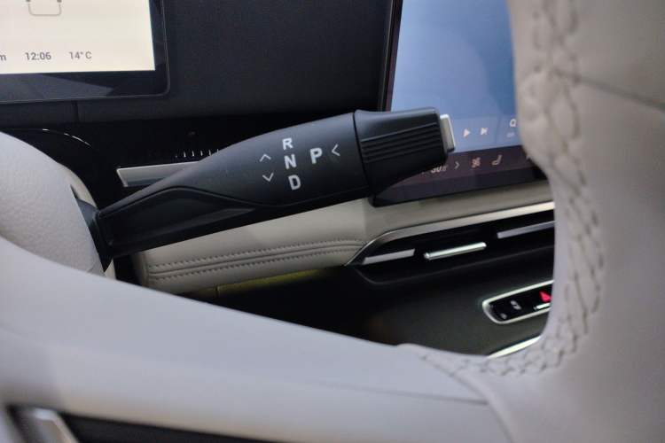 Used VOYAH Dream 2025 PHEV Four-Wheel Drive Prestige Kunpeng Edition
