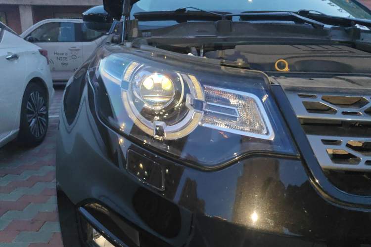Used Land Rover Discovery Sport 2019 240 PS SE Version China VI Standard Right Front Headlight