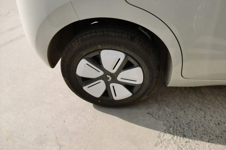 Used Wuling Hongguang MINIEV 2025 Four-Door Version Advanced Edition Right Rear Wheel Hub
