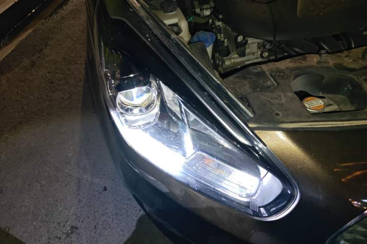 Used Kia Carens 2013 2.0L 7-Seater Automatic Standard Version China IV Standard Right Front Headlight