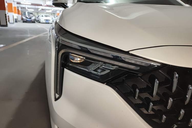 Used Bestune B70 2022 Third Generation 1.5T Automatic Enjoyment Version Right Front Headlight