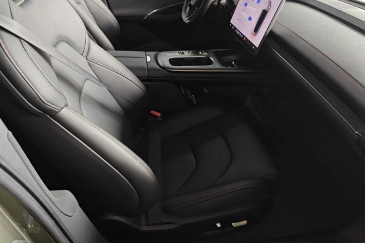 Used Xiaomi Auto SU7 2024 Rear-Drive Long-Range Intelligent Driving Version Right Front Seat