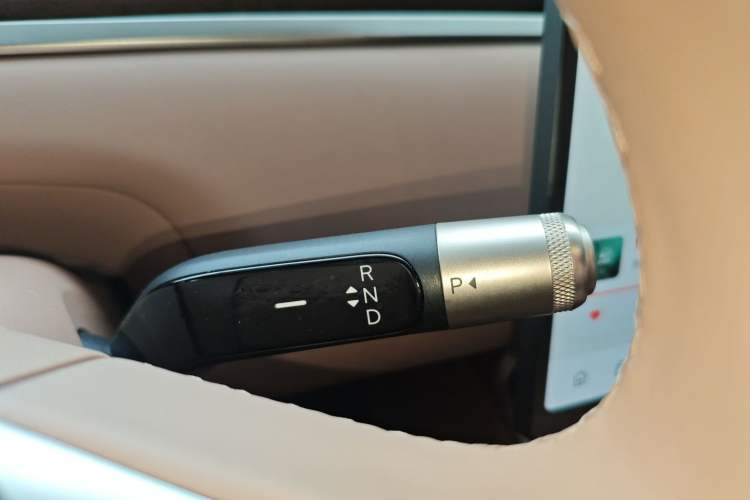 Used ONVO Luxeed L90 2025 Model—Max Six-Seater Version Gear Lever