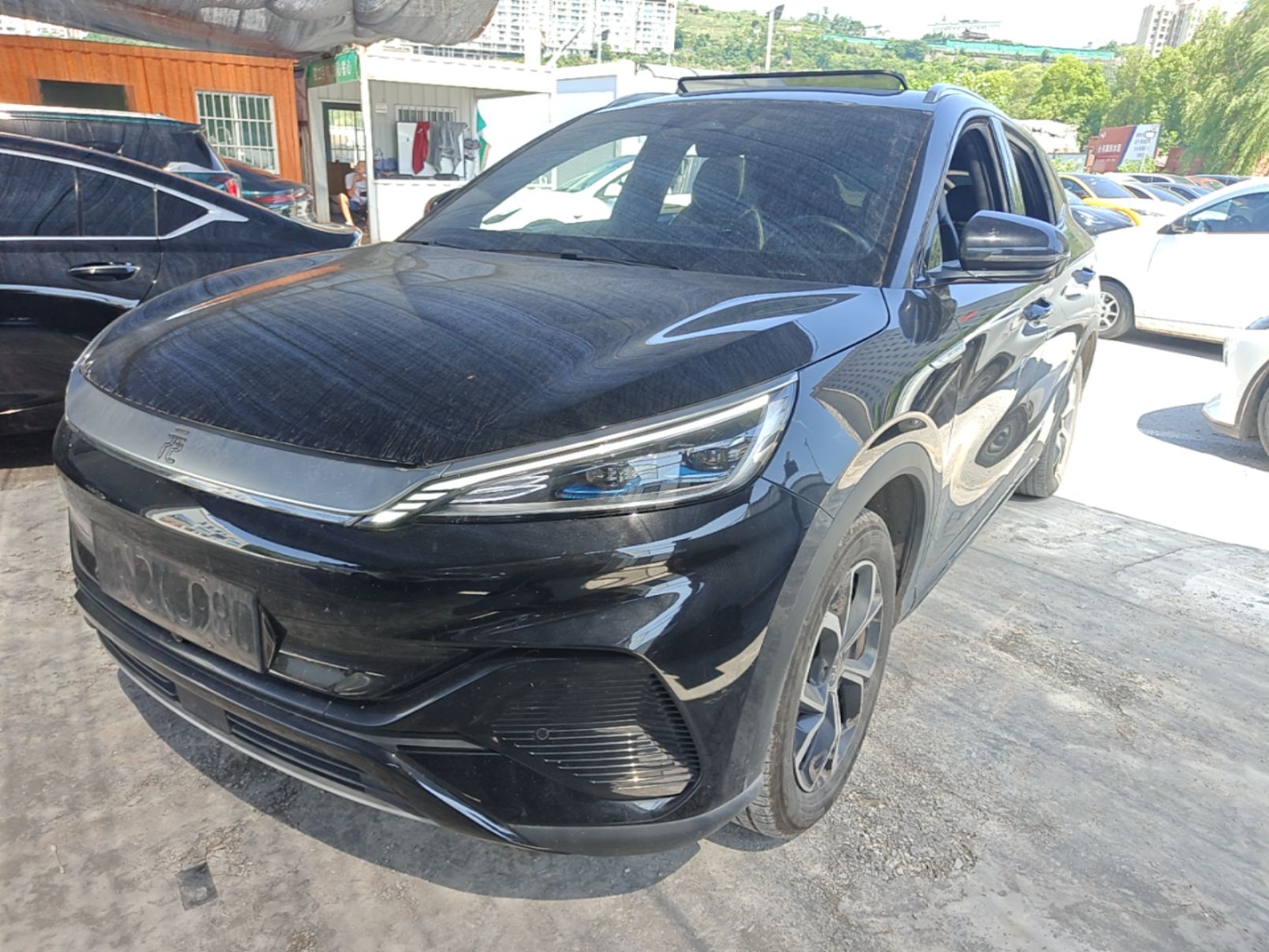 Под передней частью автомобиля