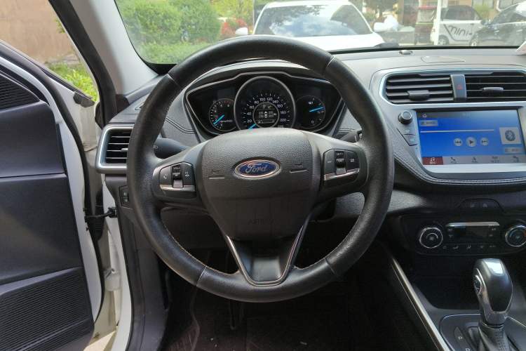 Used Ford Escort 2019 EcoBoost 125 Automatic Luxury Edition Steering Wheel