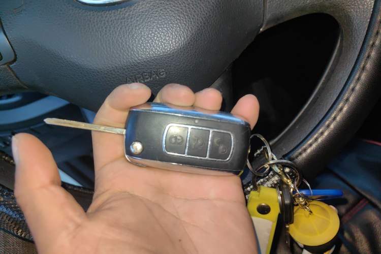 Used Kia Sportage R 2011 2.0L Manual Two-Wheel Drive GL Trim Vehicle Key