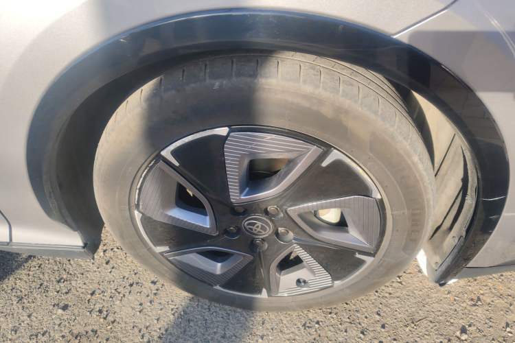 Used Toyota bZ3 2023 517 km Elite PRO Right Front Wheel Hub