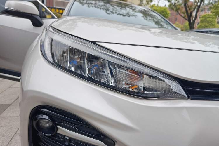 Used Toyota Wildlander 2021 2.0L CVT 4x4 Luxury Edition Right Front Headlight