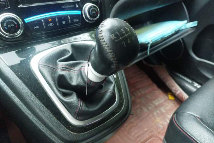 Used Haval H6 2015 Upgraded Model 1.5T Manual Two-Wheel Drive Elite Version Gear Lever