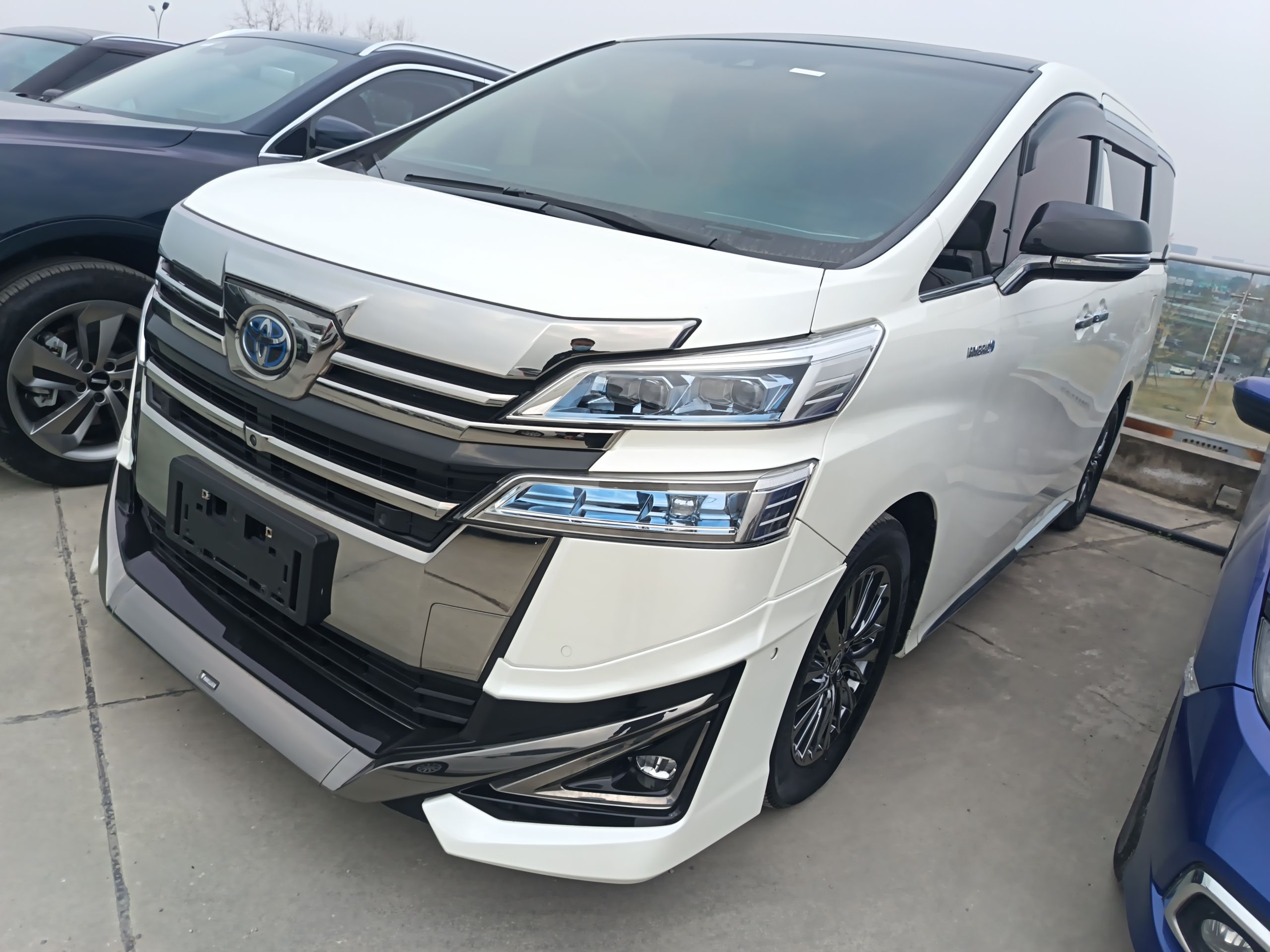 تحت مقدمة السيارة