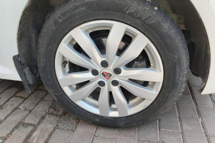 Used Roewe 350 2015 1.5L Manual Luxury Sunroof Edition Right Front Wheel Hub