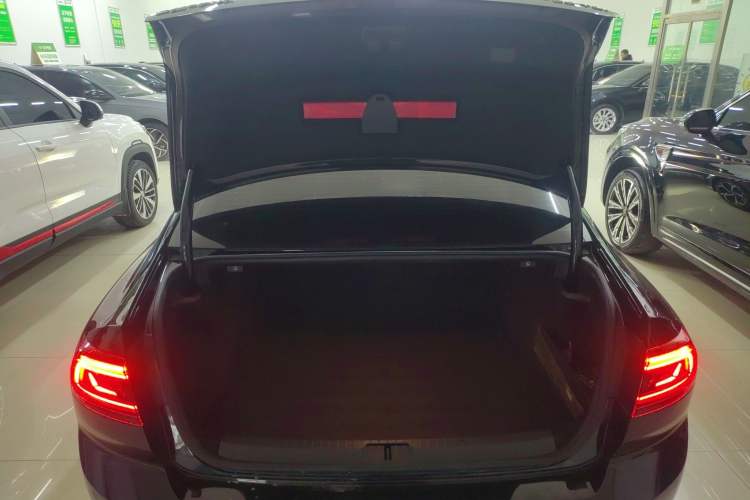 Used Volkswagen Magotan 2023 2 Million Units Limited Edition 330TSI DSG Leading Version
