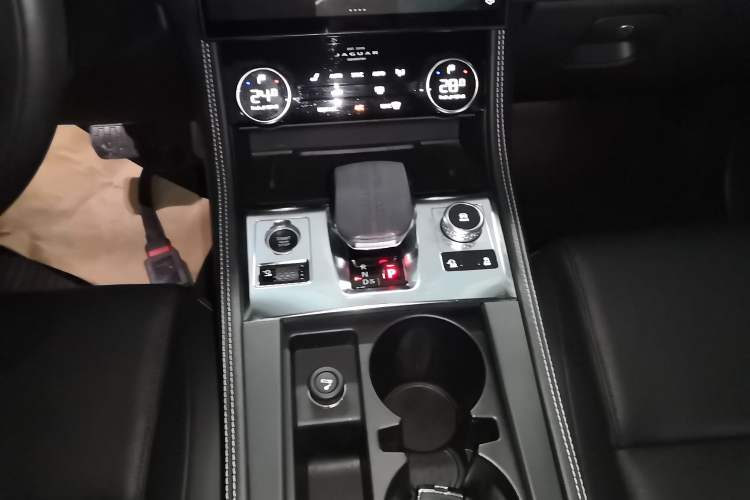 Used Jaguar F-PACE 2021 250 PS R-Dynamic S
