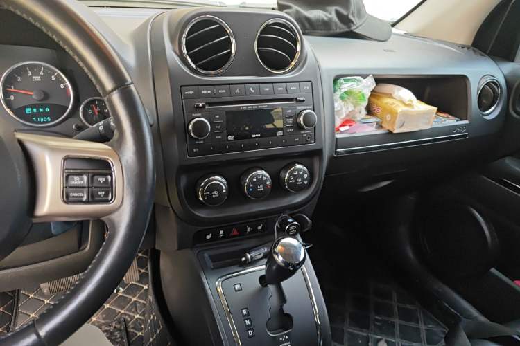 Used Jeep Compass 2013 2.4L four-wheel drive urban version Audio And AC Panel