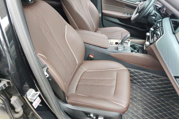 Used BMW 5 Series 2022 Restyled 530Li Leading Edition M Sport Package Right Front Seat