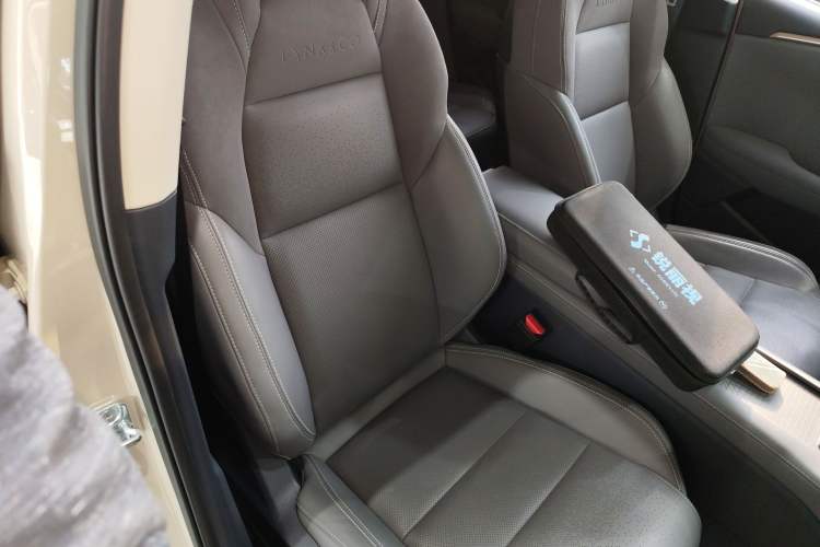 Used Lynk & Co 06 EM-P 2025 EM-P 126 Long-Range Max Right Front Seat