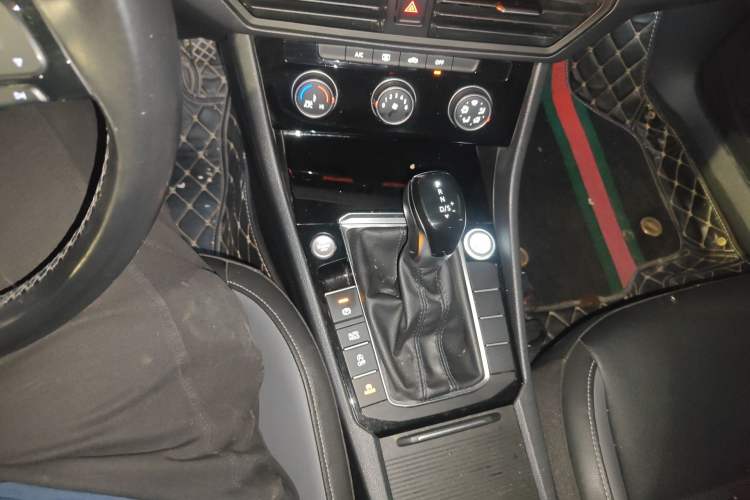 Used Volkswagen Sagitar 2021 200TSI DSG Comfort Connect Edition Gear Lever